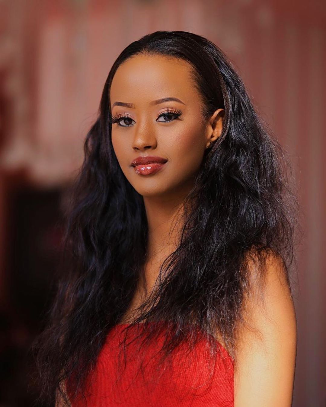 Reba igisubizo Miss Rwanda, yahaye umugabo wamwandikiye yifuza ko ...