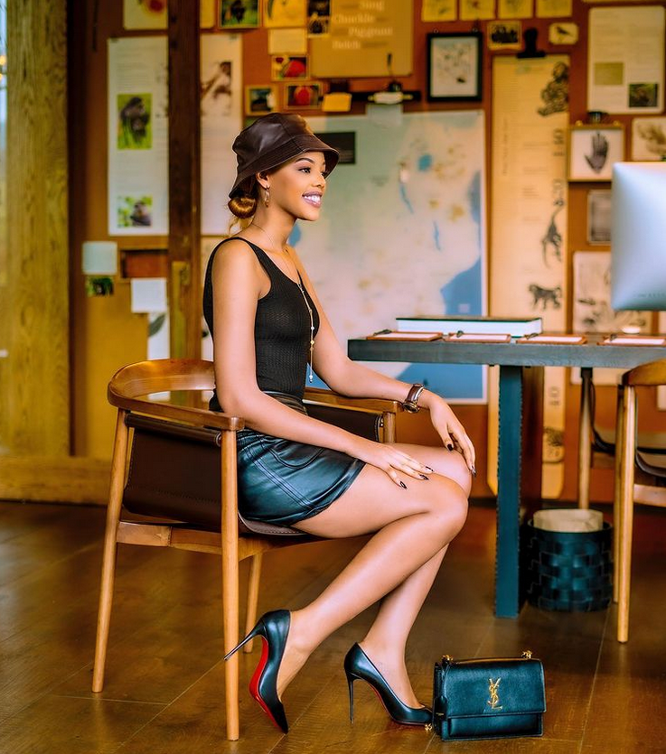 Iri ni ikosora! Miss Mutesi Jolly yagaragaye yambaye urukweto rugura