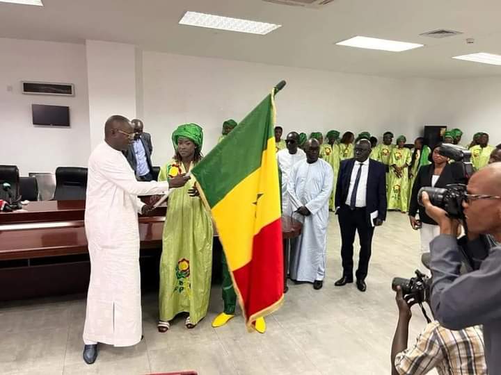 Mu Makanzu Akora Ku Birenge Bashiki Ba Sadio Mane Bahawe Ibendera Ry ...