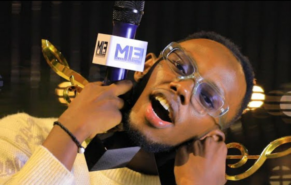 Chris Eazy yatanze gisekeje ubwo yabazwaga icyo yakora mbere