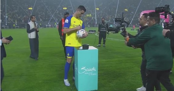 Cristiano yasinyaga ku mipira akayitera mu bafana bari muri sitade