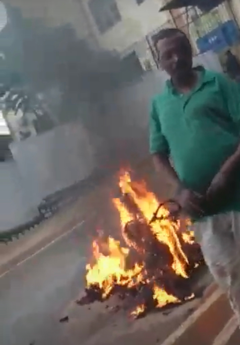 Uyu mugabo yahisemo kwitwikira moto