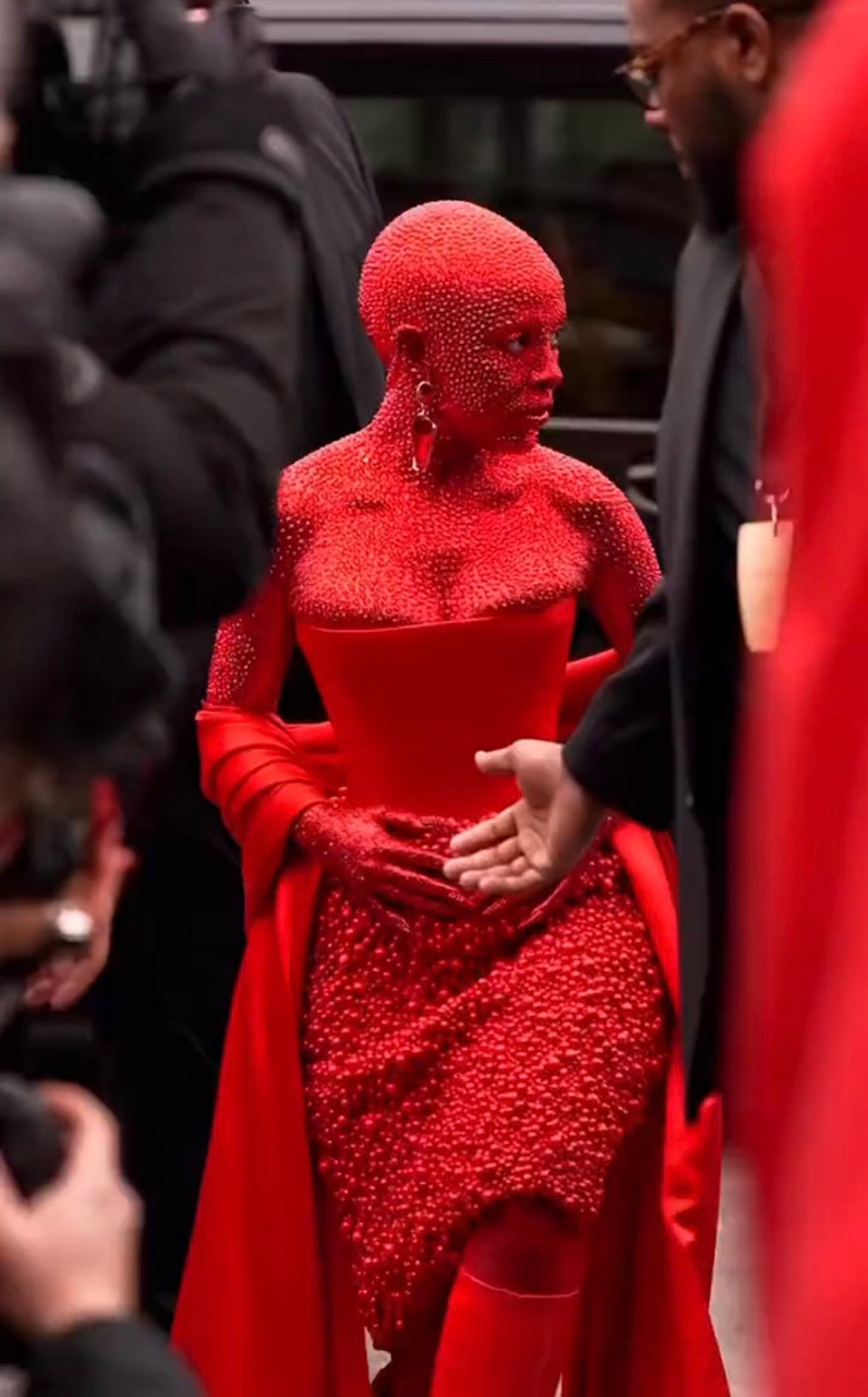 Doja Cat yitabiriye ibirori bya Paris Fashion Week asa nk'uwaguye mu maraso