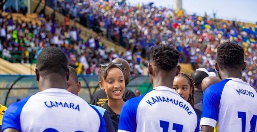 Miss Muheto Divine yari afite akanyamuneza ubwo yasuzaga abakinnyi b'ikipe yihebeye