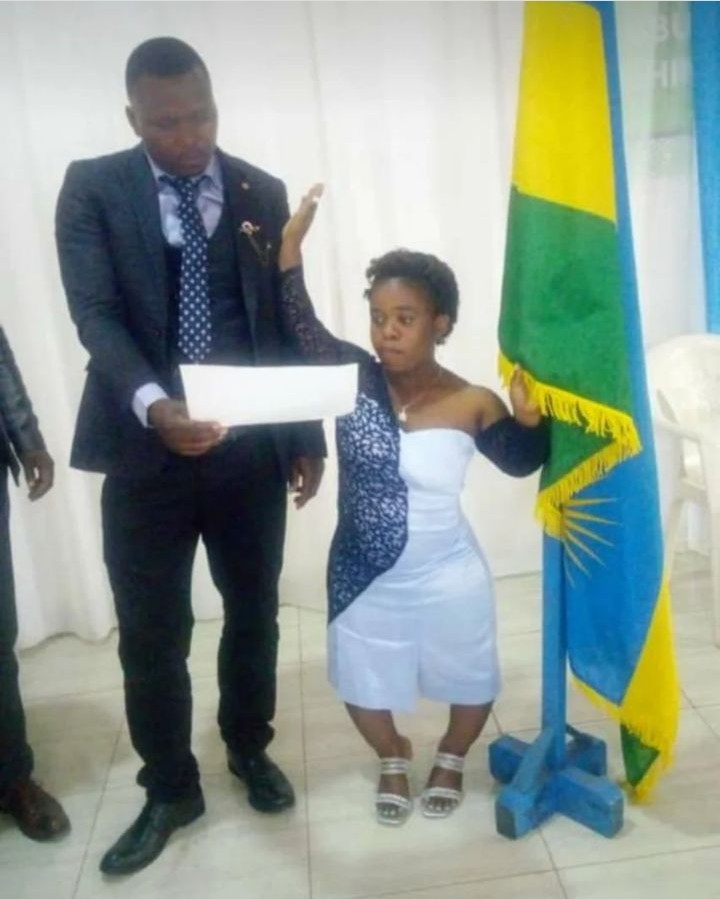 Ifoto y'umunsi: Reba ifoto y'umusore muremure uri gusezerana n'umukobwa ...