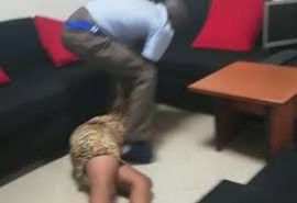 Umuyobozi wa radiyo yakubise umunyamakuru amuziza amafaranga yari amwishyuje