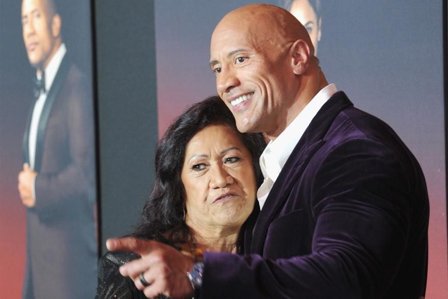 Dwayne Johnson yashimye Imana yamurindiye umubyeyi