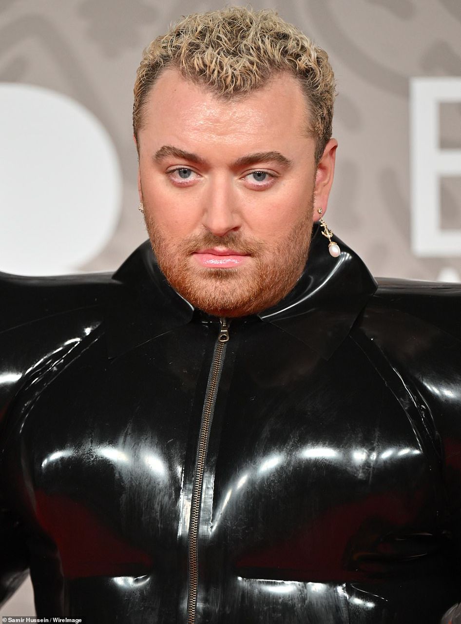 Sam Smith yatunguranye mu mwambarire idasanzwe