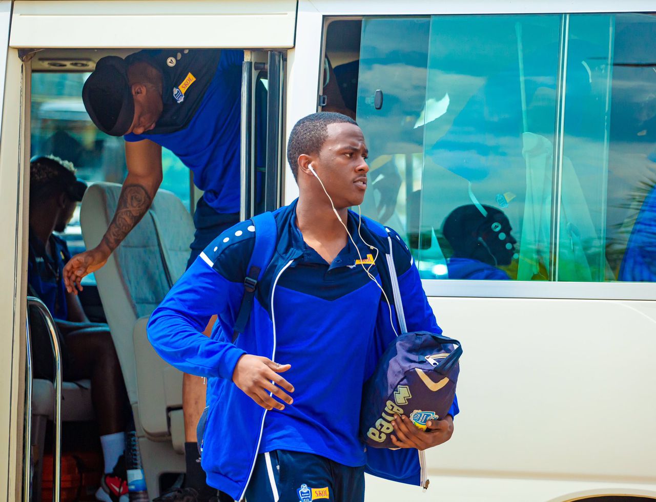 Abakinnyi batandukanye ba Rayon Sports bamaze kugera muri sitade ahagiye kubera umukino