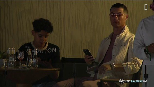 Cristiano Ronaldo n'umwana we Crsitiano Jr barebye umurwano wa  Jake Paul na Tommy Fury