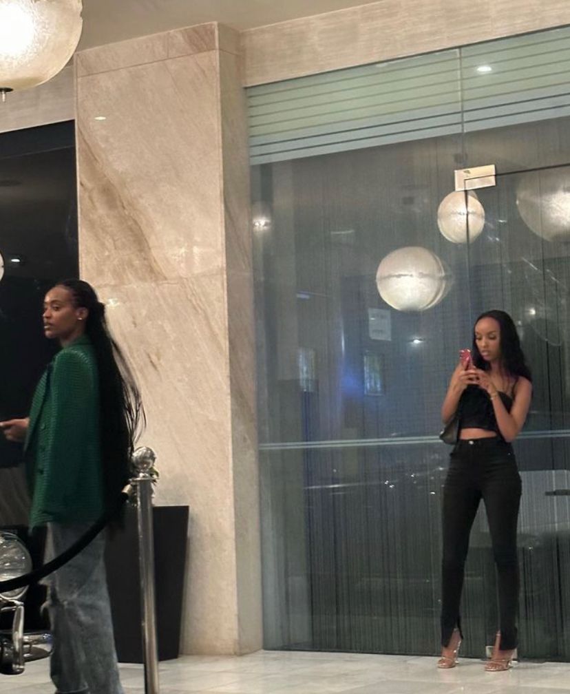 Miss Naomi na bamwe mubagize umuryango we bari kubarizwa mu gihugu cya Ghana