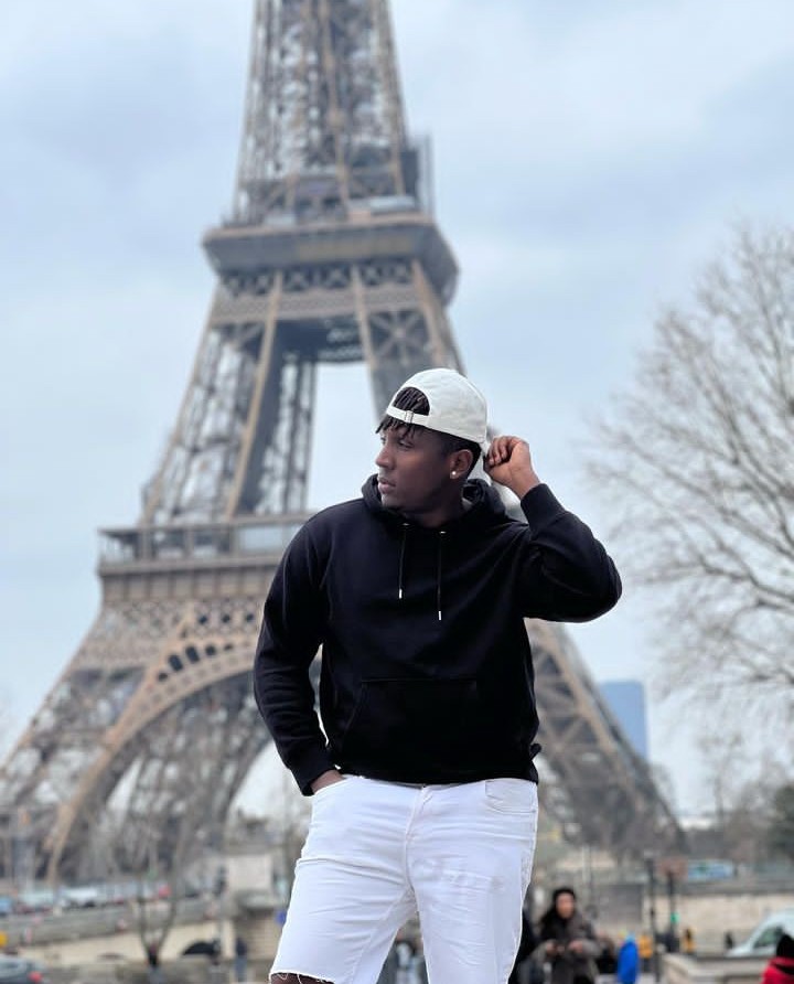 Christopher yifotoreje ku munara wa 'Tour d'Eiffel' uri Paris mu ...