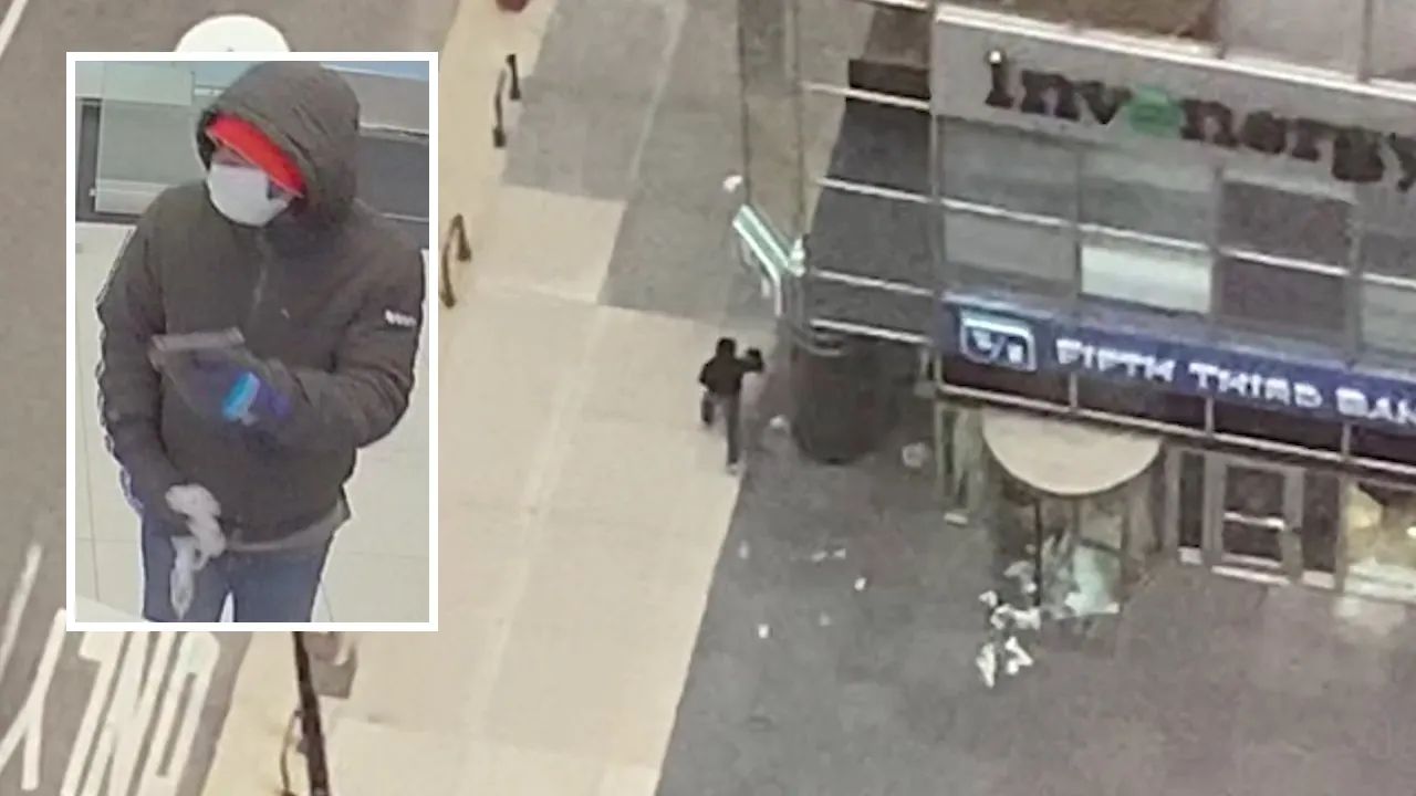 Uyu mujura yibye Bank asiga arashe uyinda n'amafaranga anyanyagira mu kirere