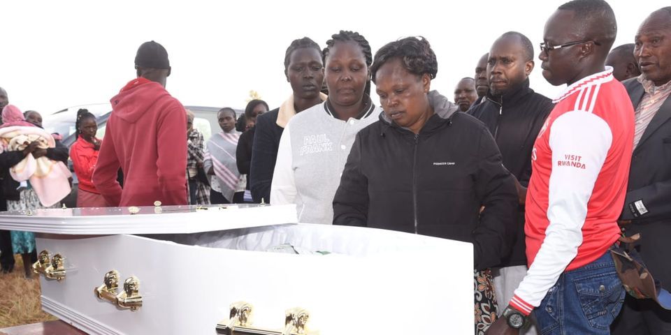 Ubwo Rael Chepkemboi umubyeyi wa Sharon yarebaga umurambo w'umwana we
