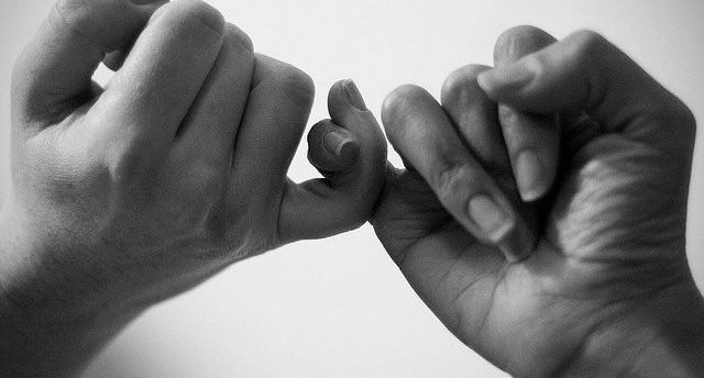 Mu Buyapani uwicaga isezerano yatanze akoresheje utu dutoki duhera agatoki ke bahitaga bagaca