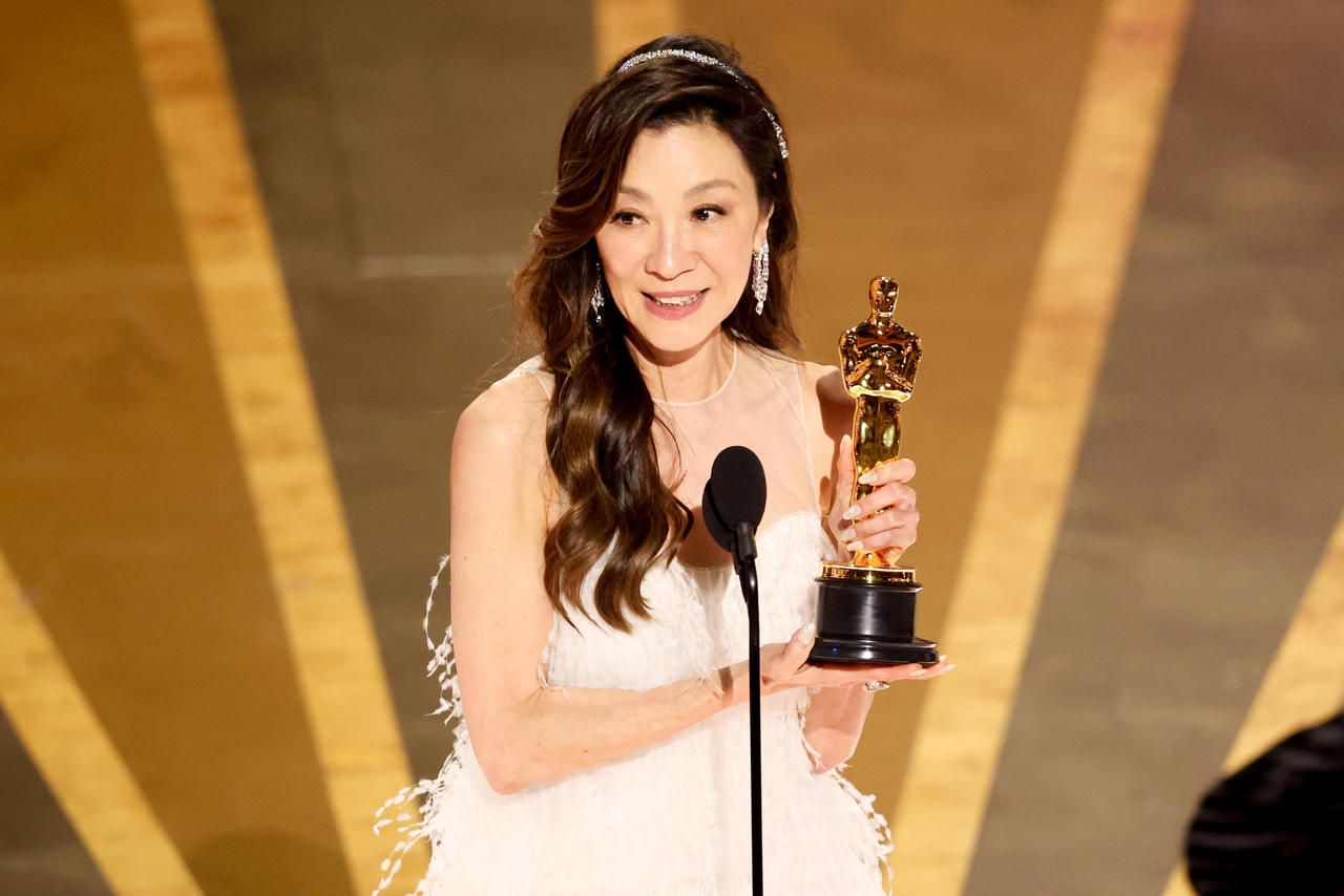 Michelle Yeoh yabaye umunyaziyakazi wa mbere utwaye igihembo cya Oscars mbere