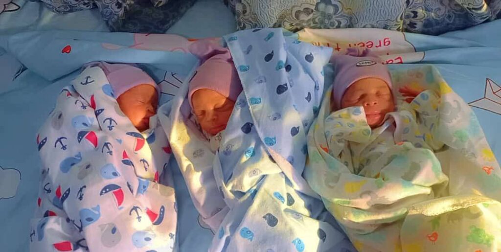 Babyaye impanga eshatu nyuma y'imyaka 23 yo gutegereza