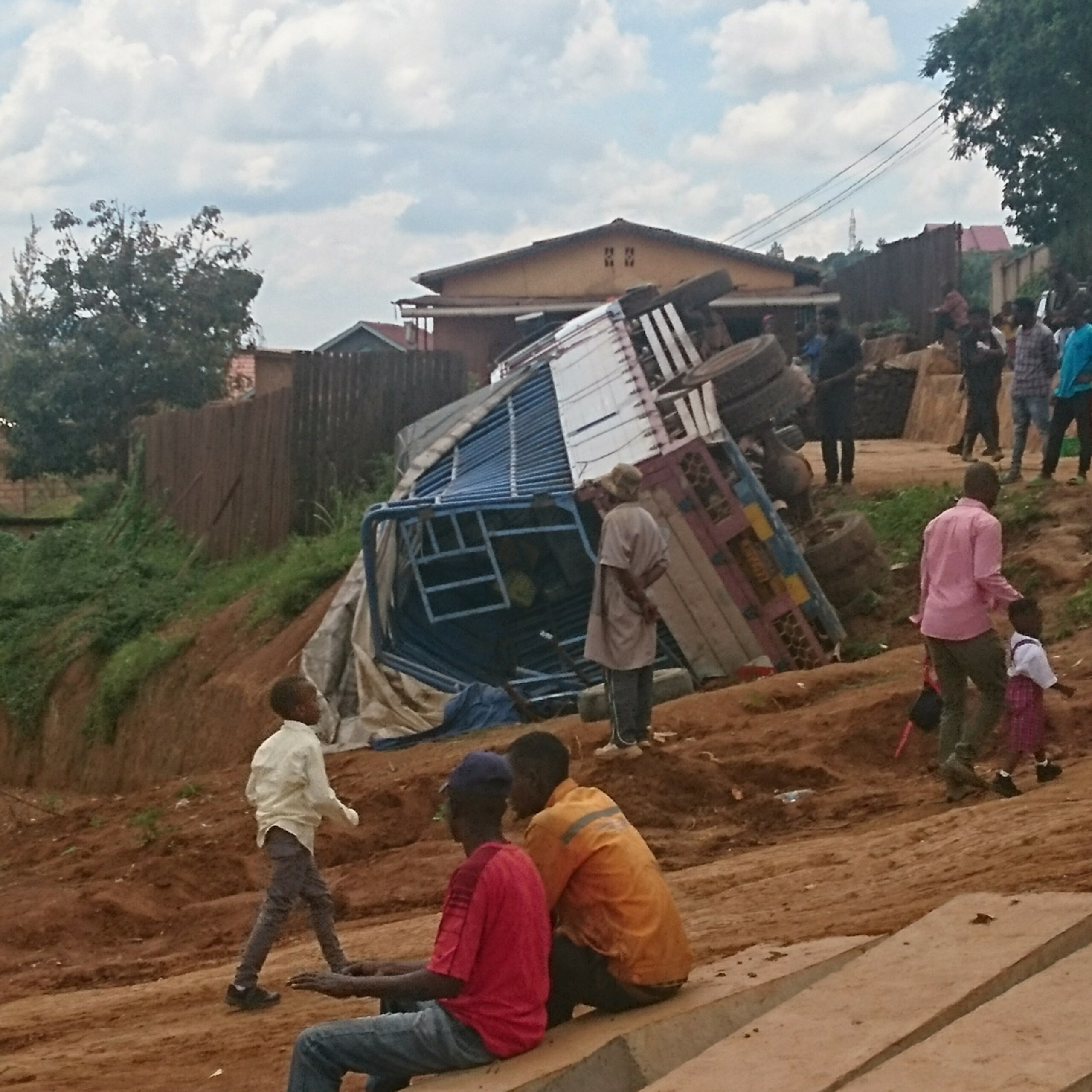 Nyamirambo Habereye Impanuka Y'imodoka Itwara Imbaho Yahirimye Ku ...