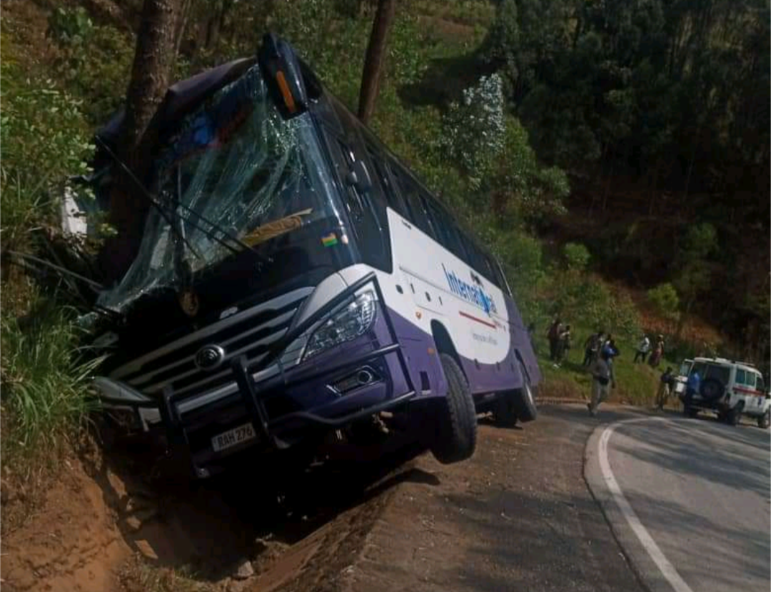 Amafoto Y'imodoka Itwara Abagenzi Yakoze Impanuka Yerekeza I Kigali ...